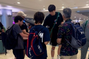 开拓者队记晒杨瀚森给球迷签名照片：他已经出名啦！