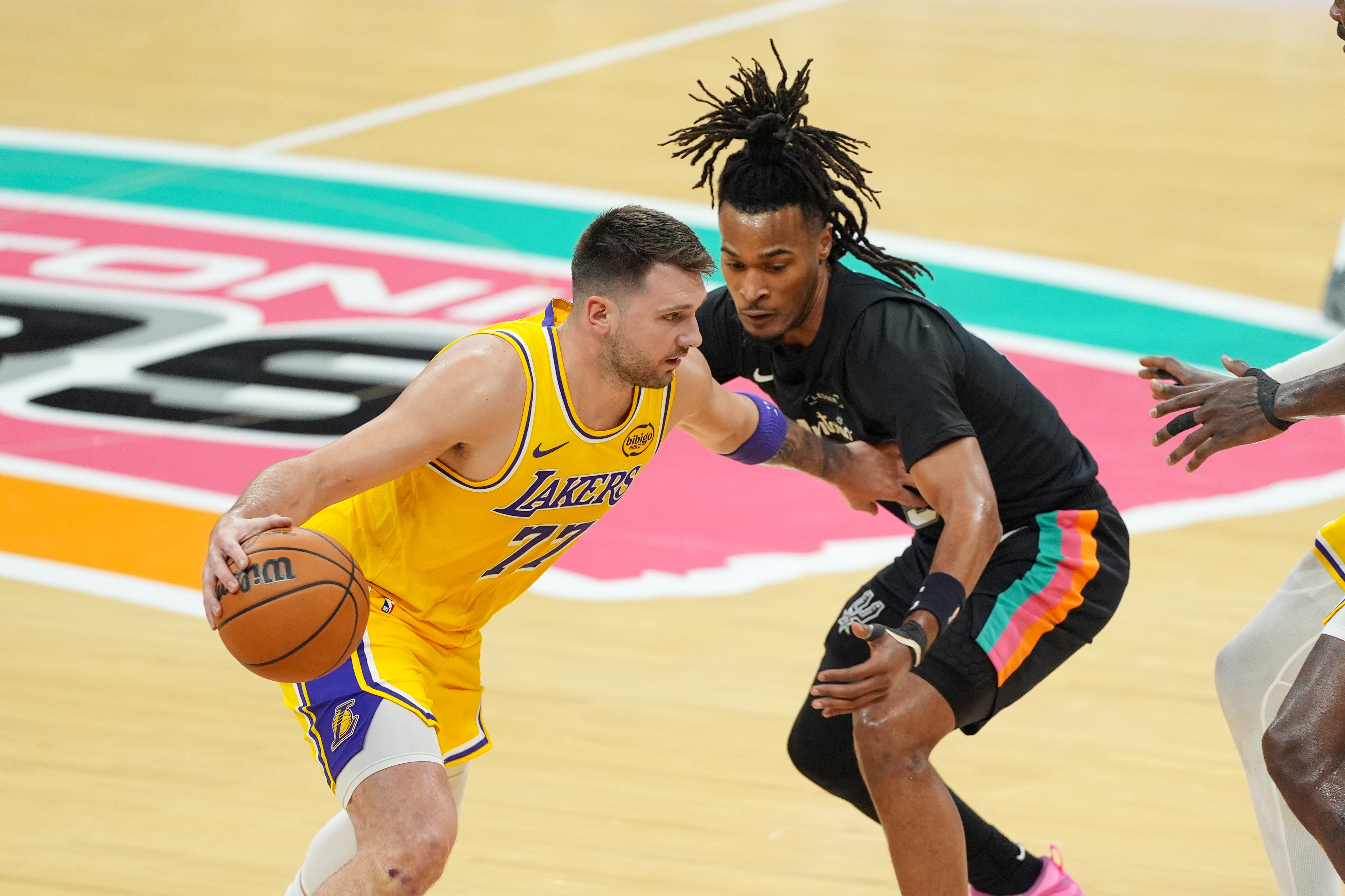 开云体育-卡斯尔：我努力不让东契奇站上罚球线 凭一己之力实在没法防住他