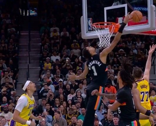 vip 注册地址-怎么也逃不了！东契奇突破慢三步上篮 依然被文班结实钉板大帽！