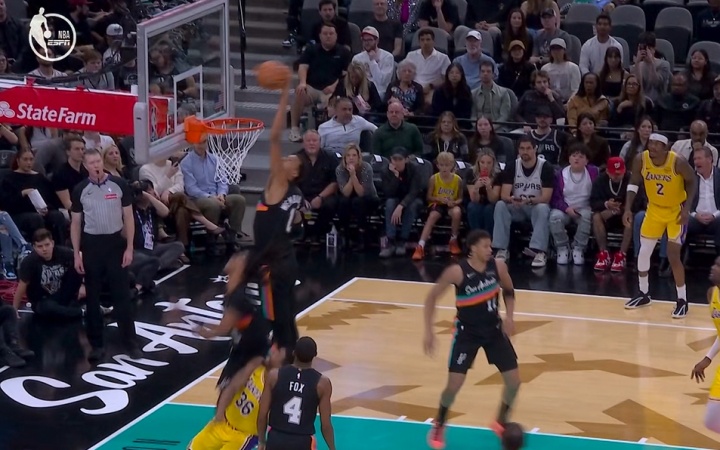 非人类！斯玛特超级高抛 被文班暴跳没收！