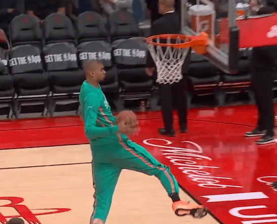 体育赛事-NBA官方晒文班亚马热身扣篮：击地胯下再拿球完成战斧劈扣